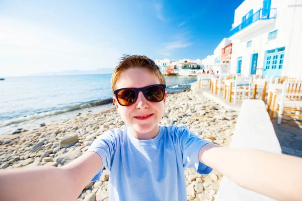 在希腊梅科诺斯岛的小威尼斯地区自拍的年轻游客很可爱 — 图库照片