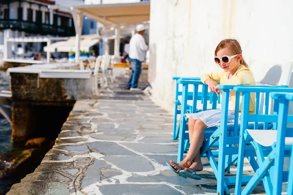 Menina Bonito Little Venice Área Turística Popular Ilha Mykonos Grécia — Fotografia de Stock