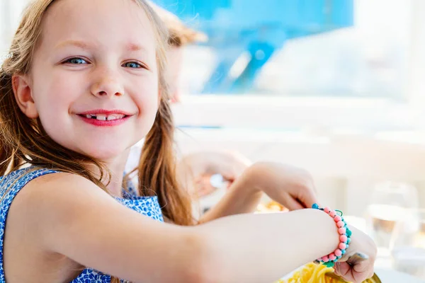 Casual Portret Van Klein Meisje Buiten Zomerdag — Stockfoto