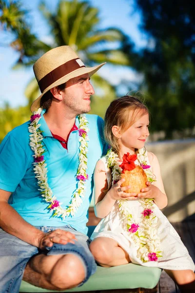 Ευτυχισμένος Πατέρας Και Αξιολάτρευτη Κορούλα Του Έξω Απολαμβάνοντας Διακοπές — Φωτογραφία Αρχείου