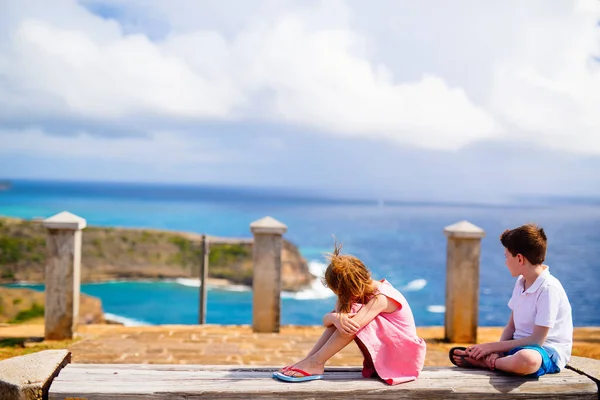 Çocuklar Karayip Adasında Tropikal Sahil Manzarasının Keyfini Çıkarıyorlar — Stok fotoğraf