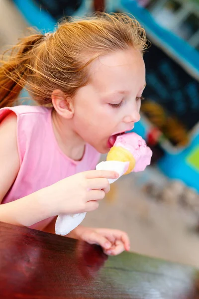 Urocza Dziewczynka Jedząca Lody Świeżym Stożku Goframi Kawiarni Świeżym Powietrzu — Zdjęcie stockowe