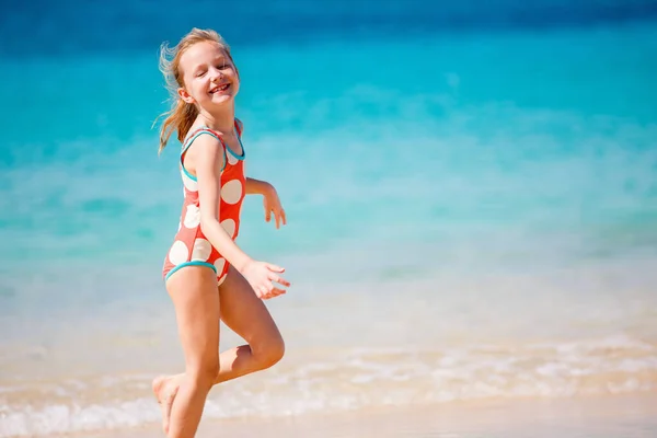 Schattig Klein Meisje Het Strand Genieten Van Tropische Zomervakantie — Stockfoto