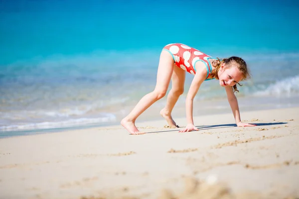 ビーチで快適な女の子は熱帯夏休みを楽しんでいます — ストック写真