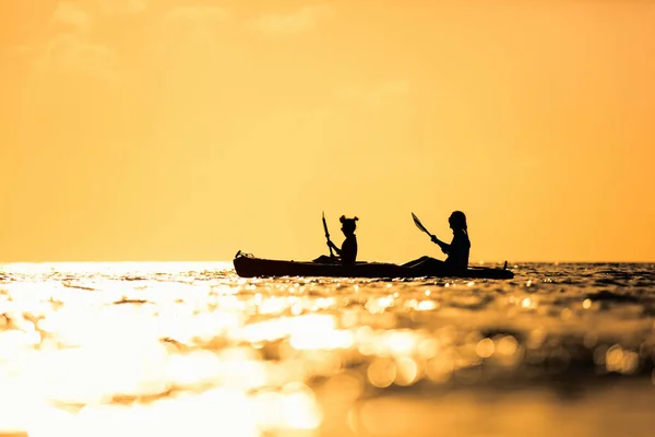 Silhuetas Família Mãe Filha Remando Caiaque Oceano Tropical Pôr Sol — Fotografia de Stock