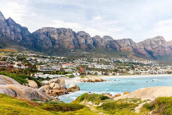Пейзаж Красивой Бухты Лагеря Кейптауне Горным Массивом Двенадцать Апостолов Заднем — стоковое фото