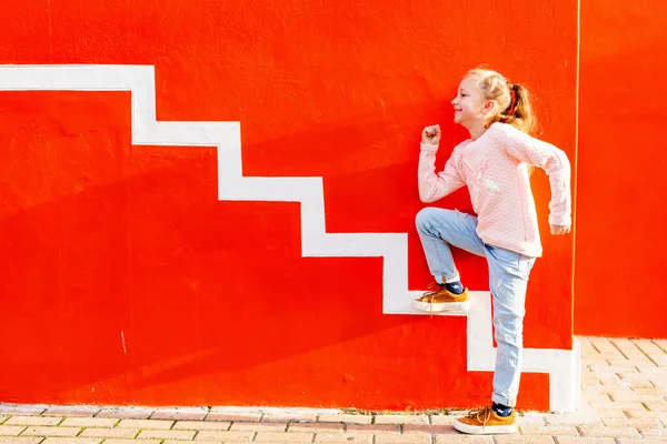 Söt Liten Flicka Utomhus Mot Färgglada Hus Kaap Quarter Kapstaden — Stockfoto