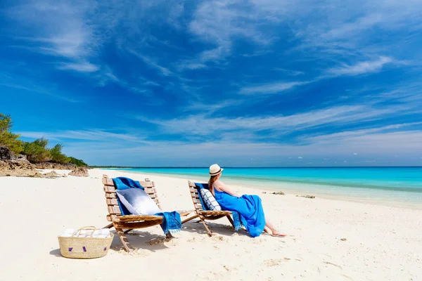 Baksidan Ung Vacker Kvinna Avkopplande Vit Sand Tropisk Strand — Stockfoto