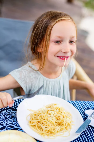 Retrato Una Adorable Niña Comiendo Espaguetis Para Almuerzo Restaurante Aire — Foto de Stock