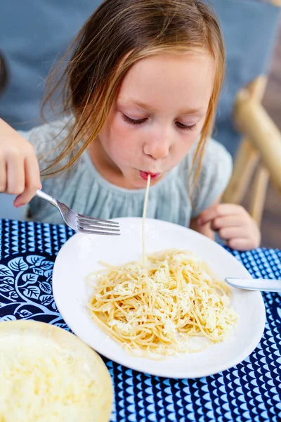 Retrato Una Adorable Niña Comiendo Espaguetis Para Almuerzo Restaurante Aire — Foto de Stock