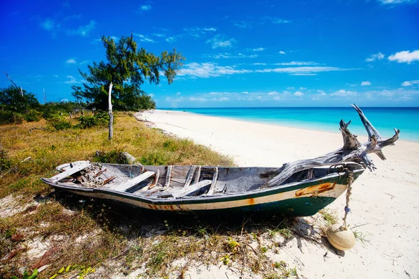 Идиллический Пляж Белым Песком Бирюзовой Океанской Водой Голубым Небом Мозамбике — стоковое фото