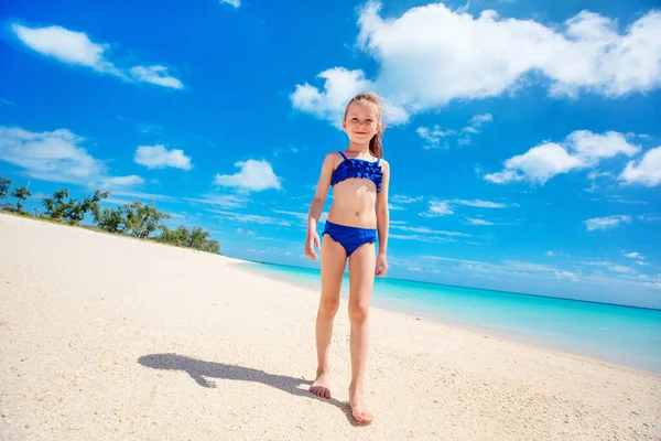 ビーチで快適な女の子は熱帯夏休みを楽しんでいます — ストック写真
