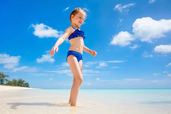 Αξιολάτρευτο Κοριτσάκι Στην Παραλία Απολαύσετε Τροπικές Καλοκαιρινές Διακοπές — Φωτογραφία Αρχείου