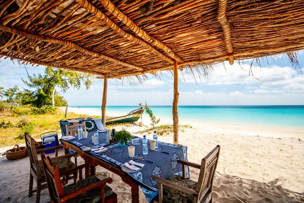 Mesa Situada Idílica Playa Tropical Con Arena Blanca Agua Mar —  Fotos de Stock