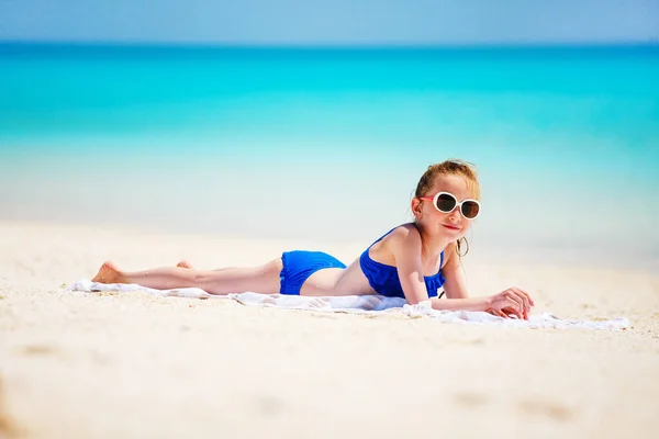 Plajdaki Sevimli Küçük Kız Tropikal Yaz Tatilinin Tadını Çıkarıyor — Stok fotoğraf