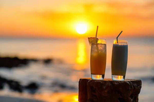 Δύο Εξωτικά Κοκτέιλ Στην Τροπική Παραλία Κατά Διάρκεια Του Ηλιοβασιλέματος — Φωτογραφία Αρχείου