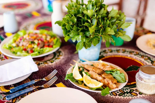 Lezzetli Biftek Salatası Öğle Yemeğinde Servis Edilen Tavuk Satay — Stok fotoğraf