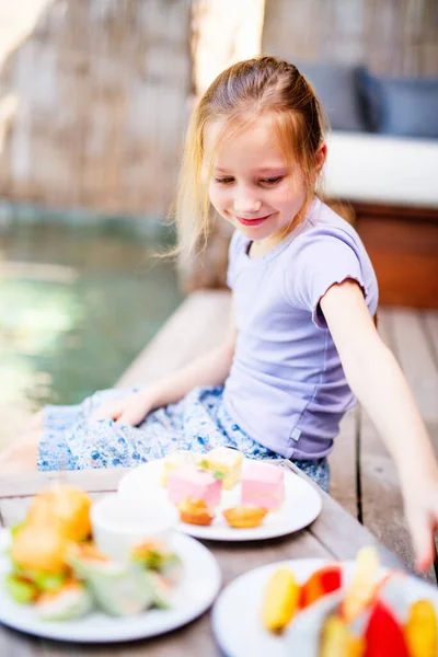 Urocza Dziewczynka Korzystających Jedzenie Słodycze Dostarczone Przez Room Service Basenu — Zdjęcie stockowe