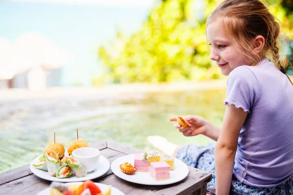 Adorável Menina Gostando Comer Doces Entregues Pelo Serviço Quarto Para — Fotografia de Stock