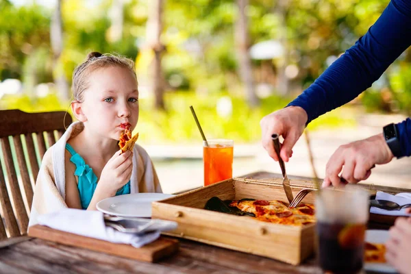 Tatlı Küçük Kız Öğle Yemeğinde Pizza Yiyor — Stok fotoğraf