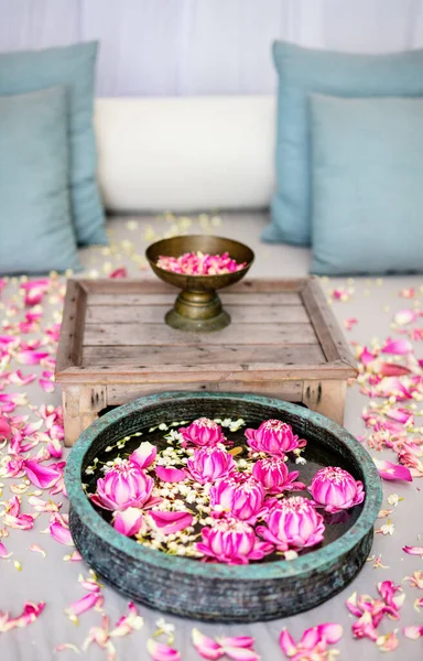 Romantic Beach Cabana Decorated Lotus Flowers — Stock Photo, Image