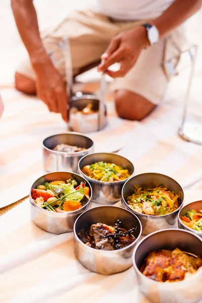 Verschillende Gerechten Geserveerd Voor Luxe Strand Picknick — Stockfoto