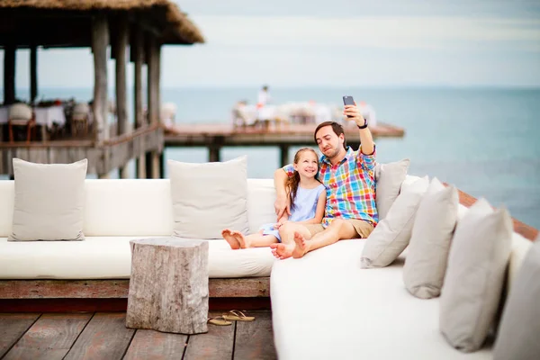 Padre Hija Relajándose Aire Libre Resort Lujo Tomando Selfie Con —  Fotos de Stock
