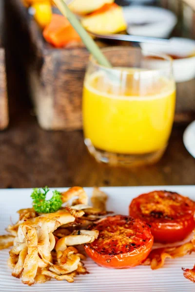 Frühstück Gegrillte Tomaten Und Hühnerscheiben — Stockfoto