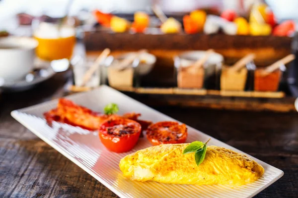 オムレツ ベーコン 野菜とおいしい朝食 — ストック写真