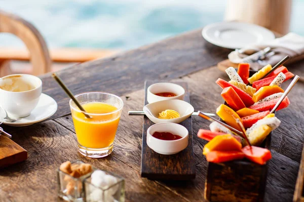 Közel Finom Bio Ételeket Szolgálnak Fel Reggelire Rusztikus Asztalon Gyümölcs — Stock Fotó