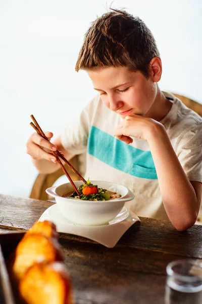Εφηβικό Αγόρι Τρώει Ασιατικό Φαγητό Για Μεσημεριανό — Φωτογραφία Αρχείου