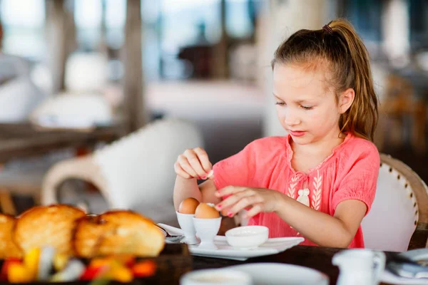 Adorable Niña Comiendo Huevo Hervido Para Desayuno Casa Restaurante — Foto de Stock