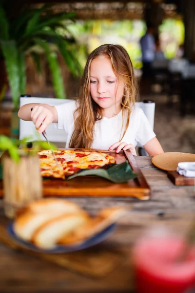 Adorável Menina Comendo Pizza Para Almoço — Fotografia de Stock
