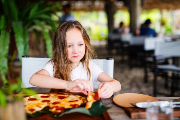 Tatlı Küçük Kız Öğle Yemeğinde Pizza Yiyor — Stok fotoğraf