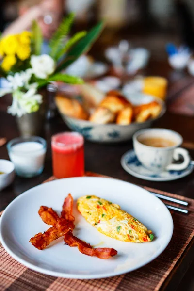 Deliziosa Colazione Omelette Pancetta Caffè — Foto Stock