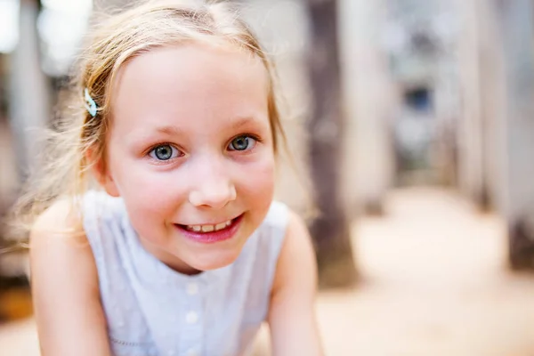 Tillfälligt Porträtt Liten Flicka Utomhus Sommardagen — Stockfoto