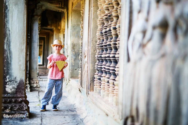 Liten Flicka Gamla Angkor Wat Tempel Siem Reap Kambodja — Stockfoto