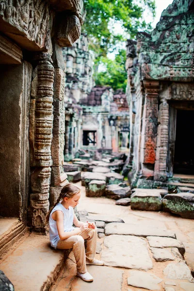 Mała Dziewczynka Starożytnej Świątyni Angkor Wat Siem Reap Kambodża — Zdjęcie stockowe