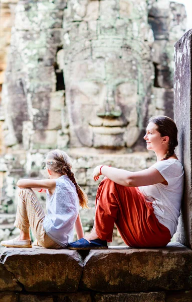 访问柬埔寨吴哥窟考古区Bayon古寺的家人 — 图库照片