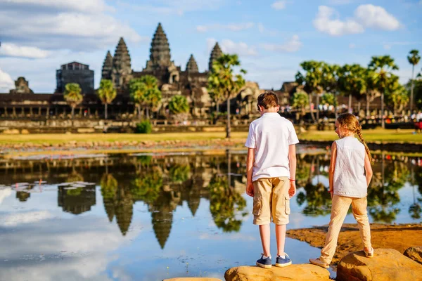 Діти Стародавньому Храмі Ангкор Ват Сіємреапі Камбоджа — стокове фото