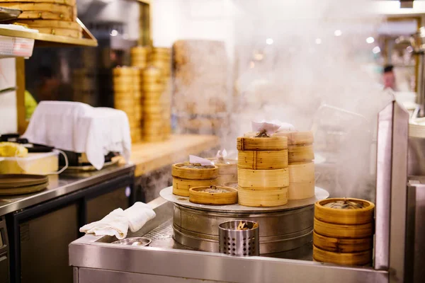 Kínai Konyha Dim Sum Főtt Gőzölgő Kosarak Hagyományos Étteremben — Stock Fotó