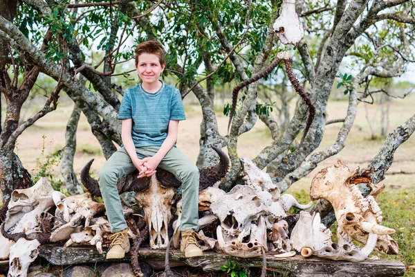 Dospívající Chlapec Africké Safari Dovolená Sedí Buvolí Lebce — Stock fotografie