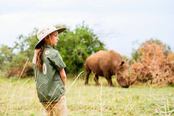 Aranyos Kislány Sétáló Szafarin Kenyában Fehér Orrszarvúkat Figyel — Stock Fotó