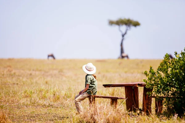 Liten Flicka Safari Semester Njuter Buske Utsikt — Stockfoto