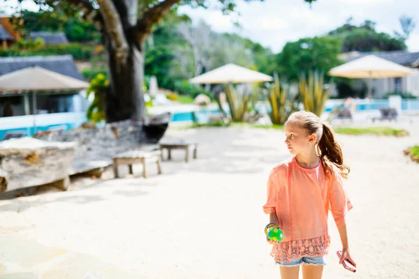 夏の日に屋外の女の子のカジュアル肖像画 — ストック写真