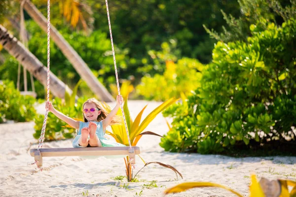 Schattig Meisje Heeft Plezier Een Schommel Tropisch Eiland Strand — Stockfoto