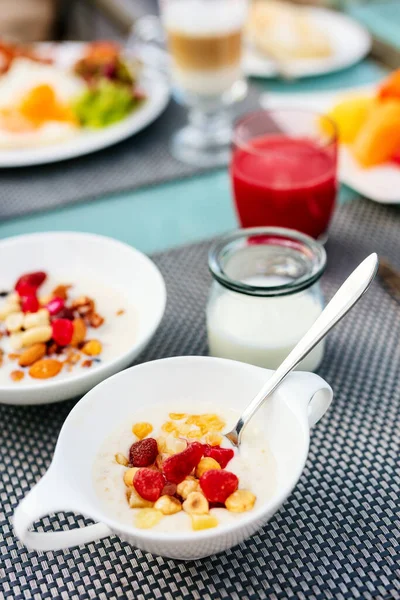 Deliziosa Farina Avena Sana Colazione Con Noci Frutta Secca — Foto Stock