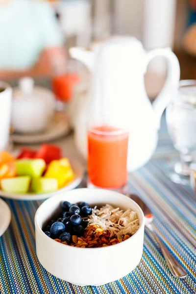 Gesunde Frühstücksschale Mit Hausgemachtem Müsli Aus Verschiedenen Getreidesorten Frischen Blaubeeren — Stockfoto