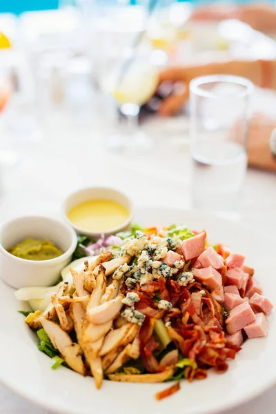 Deliziosa Insalata Cobb Con Pomodori Lattuga Pancetta Croccante Petto Pollo — Foto Stock