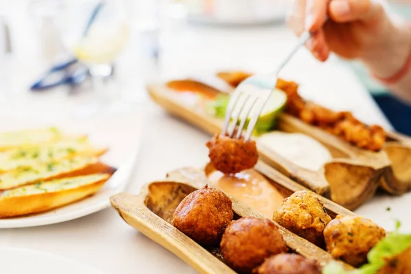 Lækker Fiskekager Starter Serveret Til Frokost Restaurant - Stock-foto